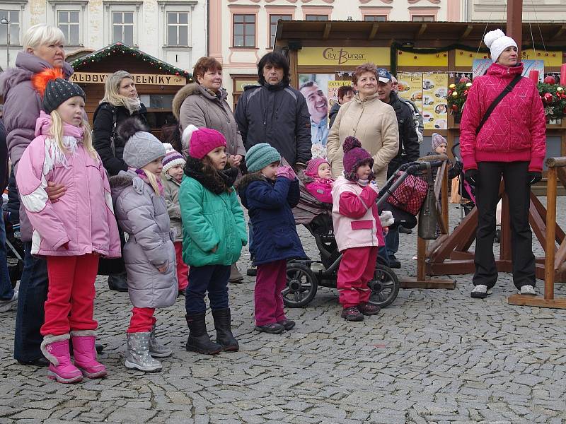 Ve znamení dětských zábav a nakupování dárků se nesl třetí adventní víkend ve Znojmě. Na Horním náměstí malé i větší návštěvníky bavilo děti divadlo Koráb s představeními o Ježíškovi a o hvězdách.