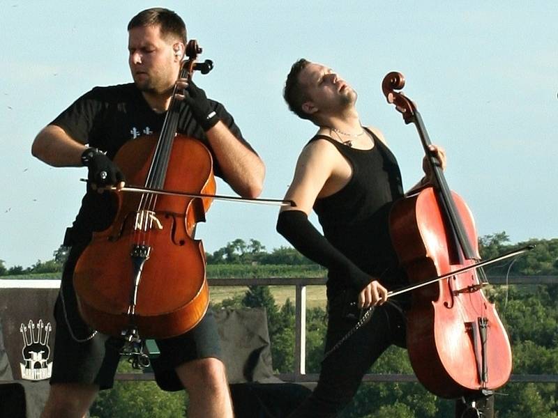 Více než dvě stovky lidí se přišly pobavit na koncert kapely Arrhythmia.