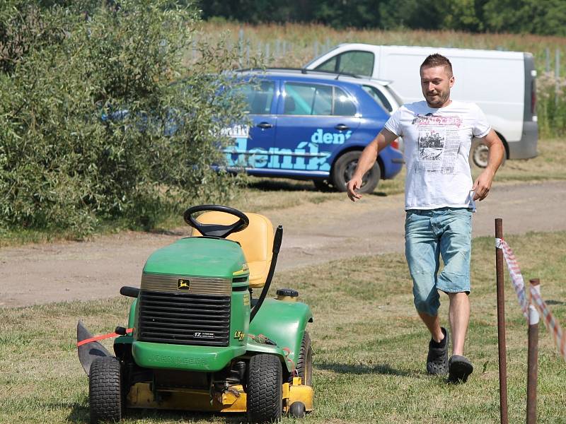 Okrašlovací spolek v Šanově společně s obcí připravil v parné letní sobotě první ročník soutěže sekaček. Bavili se všichni. Soutěžící i diváci.