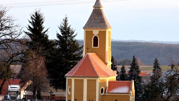 Kostel Nalezení sv. Kříže v Chvalaticích na Znojemsku.
