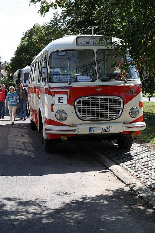 Středověkou, vojenskou i elektrickou pec, desítky stánků nejrůznějších lidových řemesel a folklorní soubory. To vše mohli návštěvníci spatřit v sobotu na pátých Slavnostech chleba ve Slupi. 