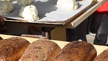 Středověkou, vojenskou i elektrickou pec, desítky stánků nejrůznějších lidových řemesel a folklorní soubory. To vše mohli návštěvníci spatřit v sobotu na pátých Slavnostech chleba ve Slupi. 