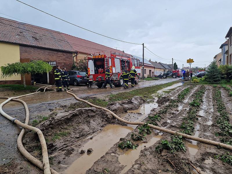 Hasiči odstraňují následky přívalových dešťů v Žeroticích  na Znojemsku.