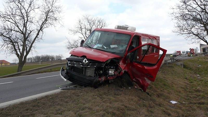 Vážná dopravní nedhoda, při které shořelo osobní auto, se stala v pátek 6. března 2015 dopoledne na silnici číslo I/53 v prostoru křižovatky na Oleksovice.