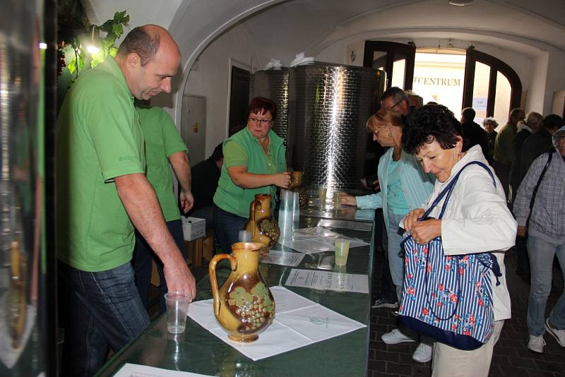 Už několik hodin před oficiálním zahájením Znojemského historického vinobraní začali vinaři s prodejem burčáku v centru Znojma.