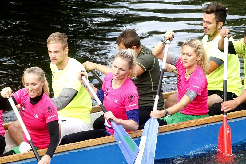 Neoficiální amatérské mistrovství světa na Festivalu dračích lodí ve Znojmě.