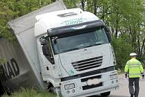 Kamion vezoucí krmnou směs havaroval na silnici druhé třídy mezi Plavčí a Běhařovicemi nedaleko odbočky na Němčičky.