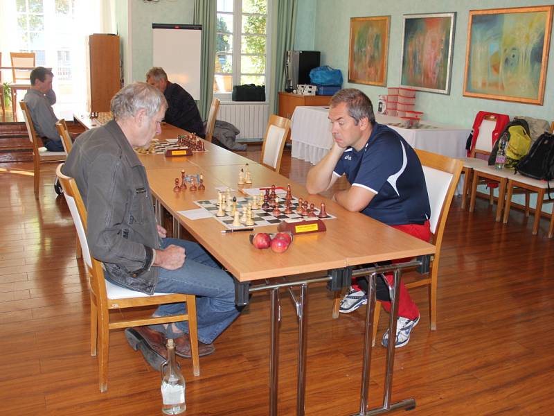 Od čtvrtka do neděle se konal ve Znojmě šachový tunaj nazvaný Prestige open 2012. Zúčastnilo se ho osmnáct hráčů.