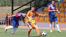 Fotbalisté IE Znojmo (v oranžovém) porazili vedoucí celek krajského přeboru Blansko 2:0.