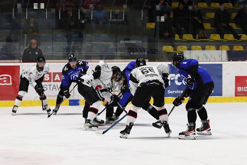 Znojemští hokejisté (bílí) porazili ve 21. kole na domácím ledě celek Havířova 8:3.