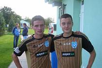 Hráč Zdeněk Hříbek (vpravo) pochází z fotbalové rodiny. Vedle něj stojí někdejší opora 1. SC Znojmo, jeho bratr Roman Hříbek. Oba nyní nastupují za AJAX Dyjákovice