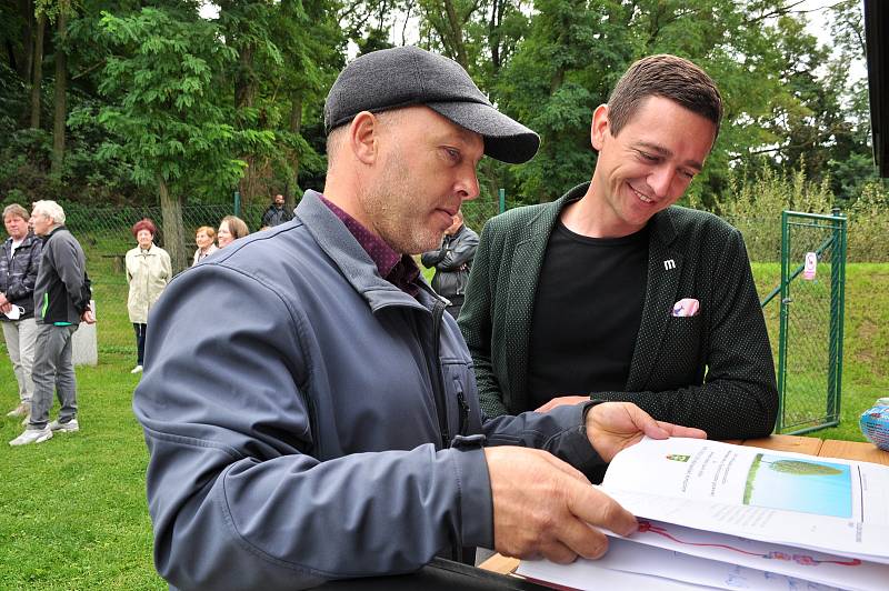 Nové vodní dílo vybudovali za pět milionů korun v Lesonicích na Znojemsku. Bude sloužit k zadržení vody, ale také k rekreaci, rybolovu i potápěčům na tréninky.