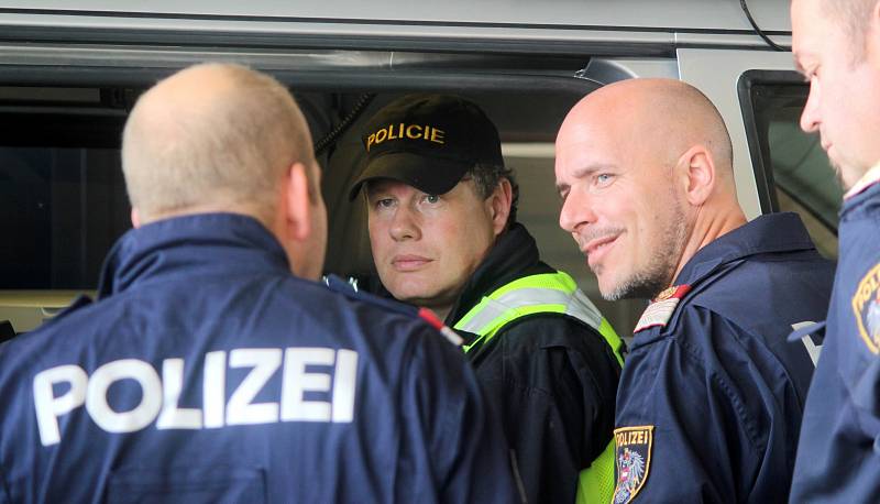 Čeští policisté společně s rakouskými kolegy kontrolovali v Hatích kamiony. Důsledně. Auta prošla i technickou kontrolu díky rakouské mobilní STK.