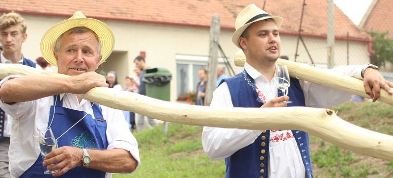 Slavnost Zarážení hory zažili v sobotu už potřetí obyvatelé Tasovic a pořáající Spolek vinařů svatého Klementa. Všude bylo plno vína, krojů a moravských písniček.