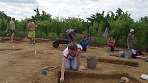 Letošní archeologické práce studentů na Hradišti, na které dohlíží šéf tamního výzkumu Bohuslav Klíma, započaly zhruba před týdnem a potrvají do poloviny srpna. 