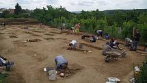 Letošní archeologické práce studentů na Hradišti, na které dohlíží šéf tamního výzkumu Bohuslav Klíma, započaly zhruba před týdnem a potrvají do poloviny srpna. 
