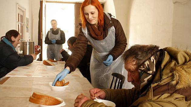 Pracovníci Oblastní charity Znojmo nově rozdávají teplé polévky v zimních měsících bezdomovcům.