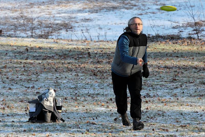 Zimního turnaje v discgolfu Krumlovská klendra 2019 se předposlední lednovou sobotu v Moravském Krulově zúčastnilo 87 závodníků.