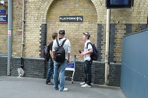 Ve stopách filmařů za příběhem Harry Pottera. Ve filmech si zahrálo i nádraží King Cross s legendárním nástupištěm 9 3/4.