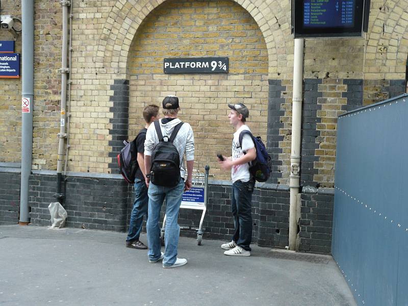Ve stopách filmařů za příběhem Harry Pottera. Ve filmech si zahrálo i nádraží King Cross s legendárním nástupištěm 9 3/4.