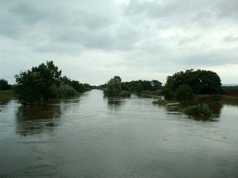 Povodně v roce 2002 u Hevlína na Znojemsku.