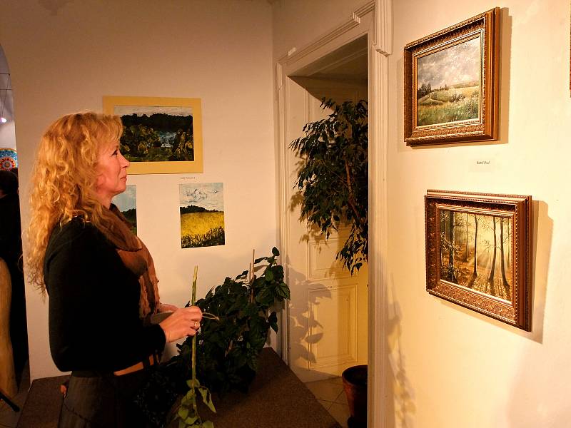 Pětadvacet výtvarníků z Moravského Krumlova vystavuje v tamní galerii Knížecího domu. Výstava potrvá do 8. dubna.