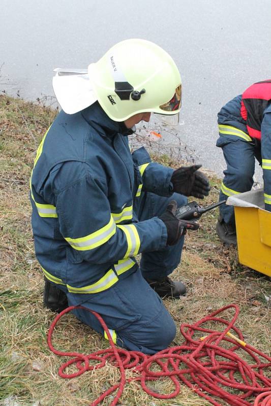 Moravskokrumlovští hasiči cvičili záchranu tonoucího, kterého neudržel příliš tenký led na rybníku.