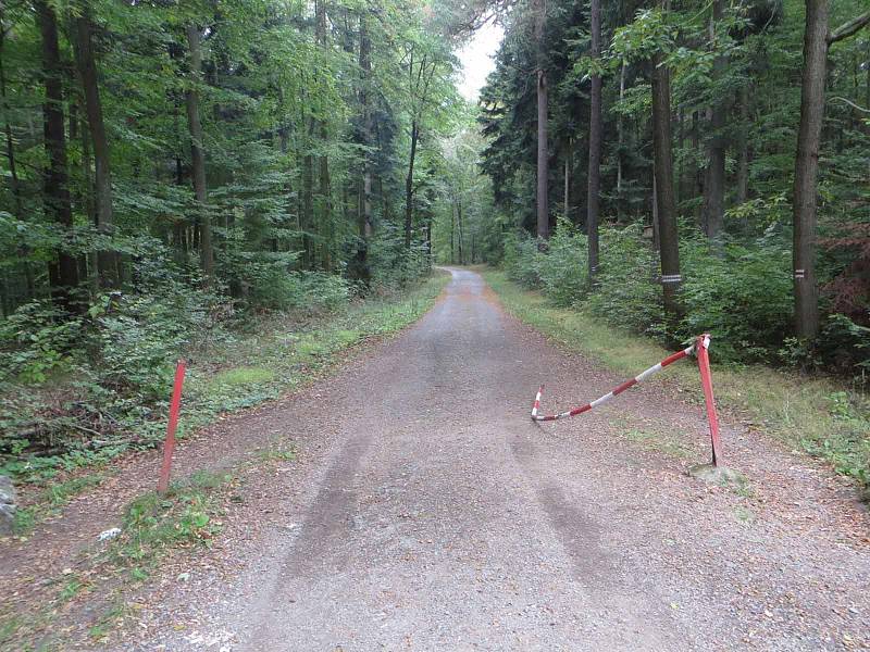 Neznámý vandal poničil závoru na lesní cestě Hradská.