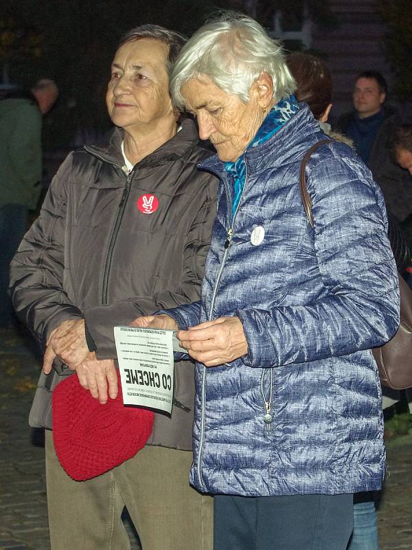 Třicet let svobody si v neděli v podvečer ve Znojmě připomělo na tisíc účastníků shromáždění na Komenského náměstí.