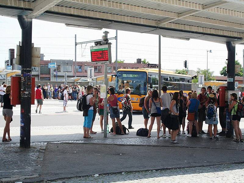 Přestože z vlakového nádraží ve Znojmě neodjela ve čtvrtek jediná souprava, autobusy soukromých přepravců zvládly lidi rozvést do města i z města bez jakýchkoliv potíží.