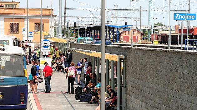 Přestože z vlakového nádraží ve Znojmě neodjela ve čtvrtek jediná souprava, autobusy soukromých přepravců zvládly lidi rozvést do města i z města bez jakýchkoliv potíží.