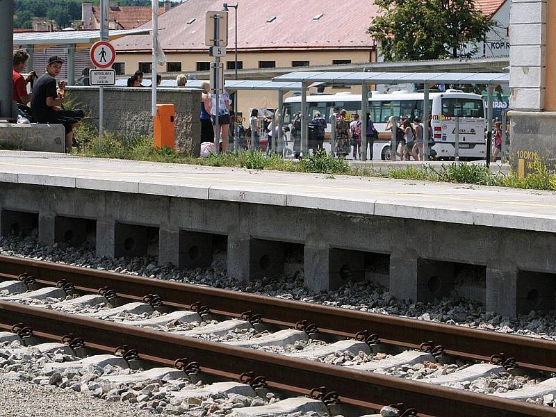 Přestože z vlakového nádraží ve Znojmě neodjela ve čtvrtek jediná souprava, autobusy soukromých přepravců zvládly lidi rozvést do města i z města bez jakýchkoliv potíží.