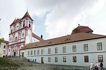 Stará škola u Louckého kláštera ve Znojmě se mění na multifunkční společenské centrum. První návštěvníky přivítá v příštím roce.