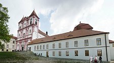 Stará škola u Louckého kláštera ve Znojmě se mění na multifunkční společenské centrum. První návštěvníky přivítá v příštím roce.