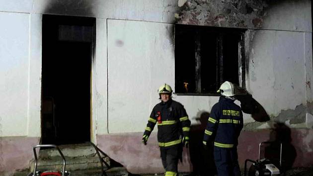 Při pondělním nočním požáru v Oleksovicích zemřely tři děti, čtyři dospělí se zranili.