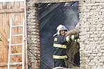 Ve středu dopoledne vyjížděli znojemští hasiči k požáru sena uskladněného na půdě domu ve Vrbovci.