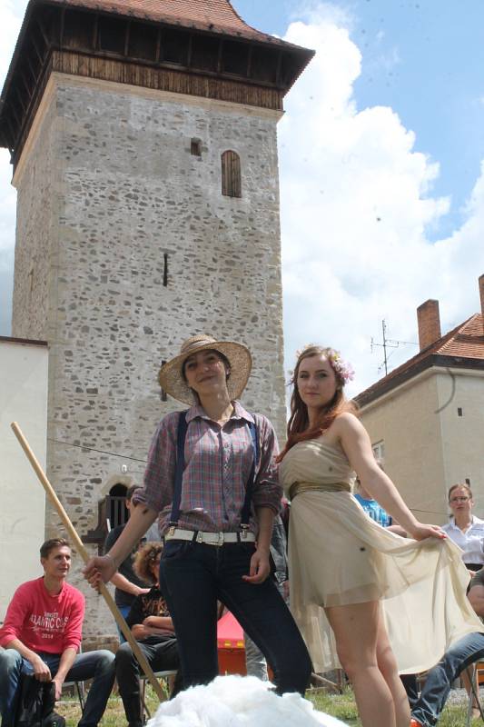 Studentky střední odborné školy a učiliště na Přímětické sehrály kolemjdoucím u Vlkovy věže scénky ze znojemských pověstí.