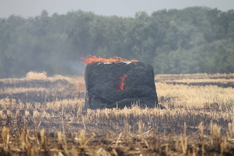 Na strništi u Břežan hasiči likvidovali požár několika desítek balíků slámy.