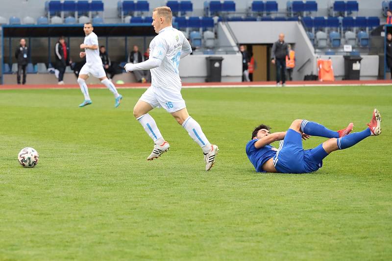 Znojemští fotbalisté (v bílém) podlehli poslední dubnovou středu na domácím pažitu Sigmě Olomouc B 1:4.