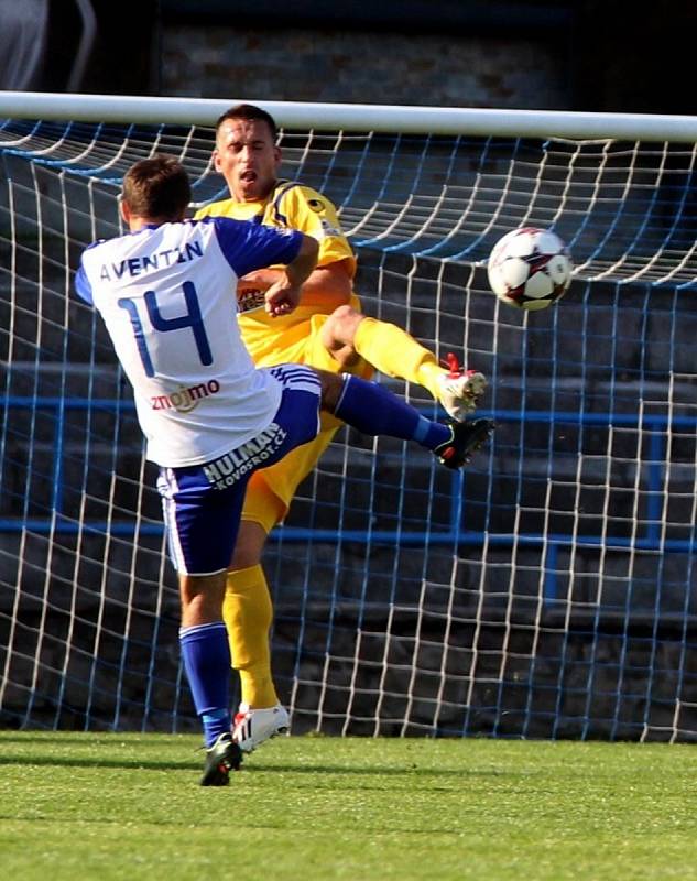 Reprezentační pauzu vypnili znojemští fotbalisté (v bílém) přátelákem s Myjavou, kterou porazili 2:0.