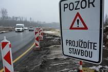 Dopravu po dobu na oprav mostu u Dobšic budou řídit semafory. Ilustrační snímek.