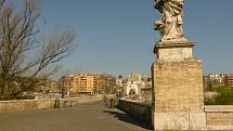 Milvijský most na staré římské silnici Via Flaminia v Římě. Dnešní kolemjdoucí zdraví socha českého světce Jana Nepomuckého.