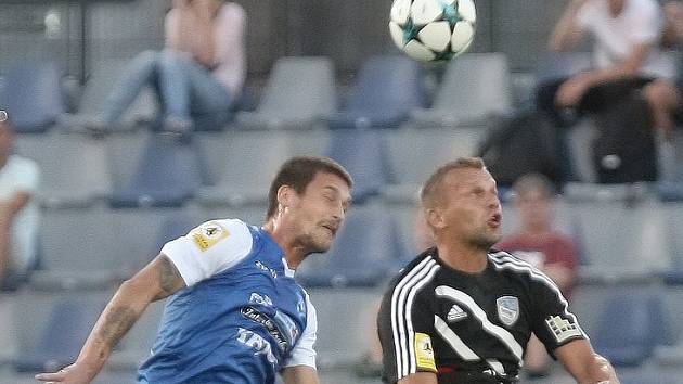 Jaroslav Svozil v souboji. Znojemští fotbalisté (v modrém) ve čtvrtém kole druhé ligy doma jednou přišli o vedení proti Frýdku-Místku, nakonec jej však dokázali přehrát 2:1.