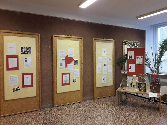 K výročí sta let od prvního uvedení Čapkovy hry R.U.R. připravili studenti znojemské Přímky výstavu. Foto: archiv školy