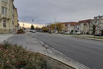 Opravený povrch získala Vídeňská ulice ve Znojmě. V pondělí již mohli řidiči jezdit bez omezení oběma jízdními pruhy.