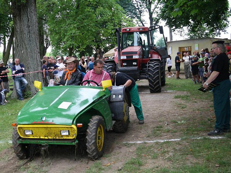 Pekelné stroje poměřily své síly na sedmém ročníku Hektoriády v Křepicích u rybníku.