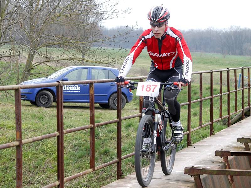 Cyklisté zahájili letošní sezonu. Tradičně na Hrušovansku a na setkání Primavera bike. O medaile nešlo, důležité bylo setkat se a společně vyrazit. Sezonu symbolicky zahájil výstřelem ze startovací pistole vítěz Závodu míru z roku 1964 Jan Smolík.