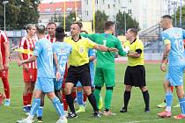Třetiligoví fotbalisté Znojma (modří) remizovali ve 3. kole MSFL s týmem Vítkovic 0:0.