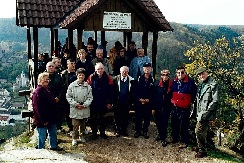 28.10.2010 – slavnostní setkání s ŐTK a KČT za účasti pana Wenzla k 10. výročí vybudování Hadeggské vyhlídky. Walter Wenzel je první zprava.