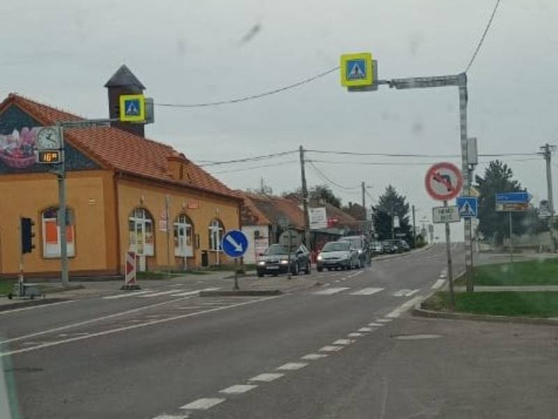 Silnice od Vrbovce přes Chvalovice na státní hranici Hatě na Znojemsku se letos opravovala. Dopravu na třech různých úsecích řídily semafory.